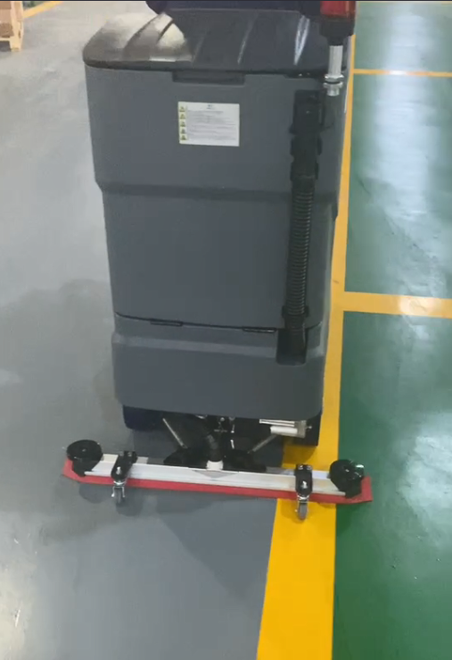 江蘇某食品貿(mào)易公司采購駕駛式洗地機HX5