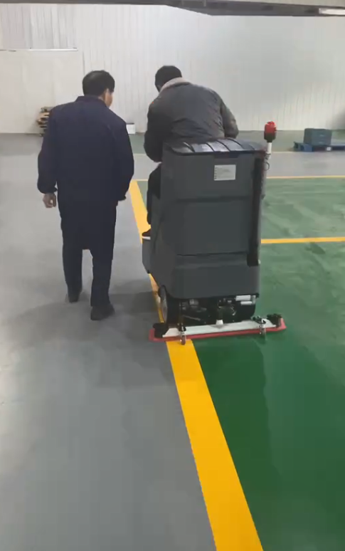 江蘇某食品貿(mào)易公司采購駕駛式洗地機HX5
