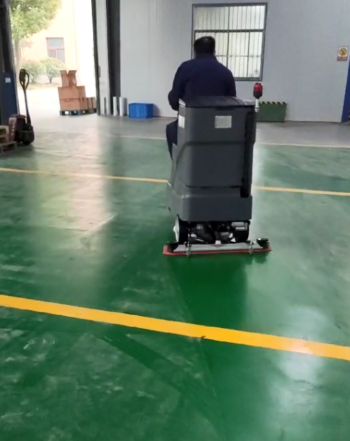 江蘇某食品貿(mào)易公司采購駕駛式洗地機HX5
